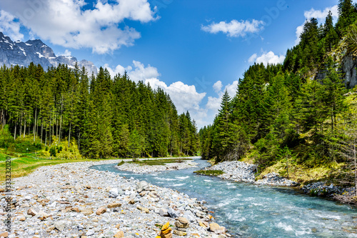 Wunderschöne Schweizer Berglandschaft im Fühling