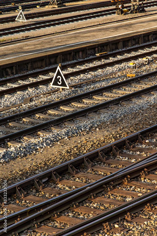 Gleisanlage mit Bahnsteig und Signalschildern