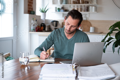 Mann zuhause am arbeiten