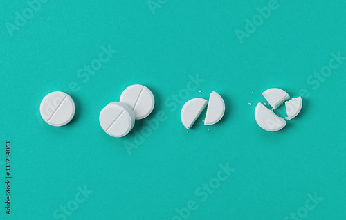 Photos Set of white round medical pills