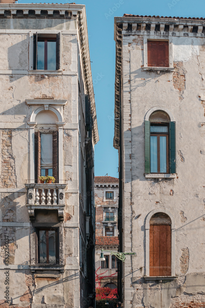 narrow space in Venice