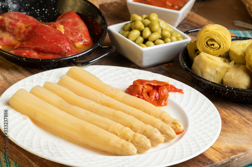 Foto Asparagus from Navarra, Spain in a plate with a group of tapas