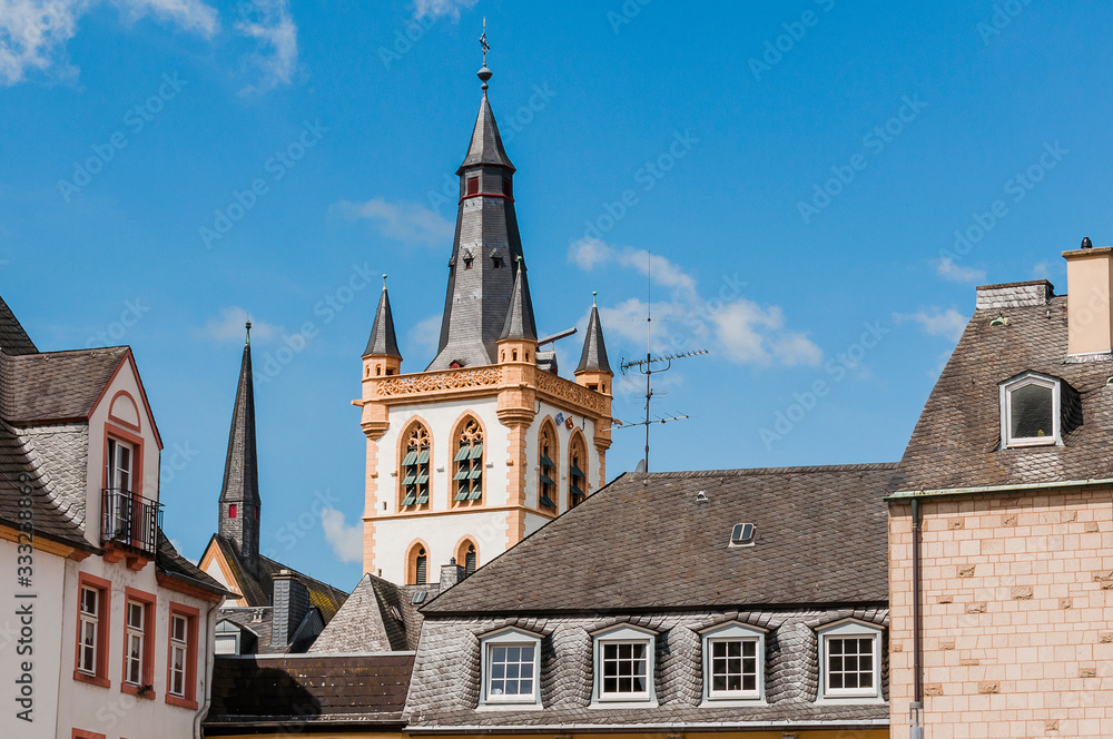 Fototapeta premium Trier, St. Gangolf, Kirche, Marktkirche, Zunftkirche, Hauptmarkt, Markt, Marktplatz, Marktkreuz, Turm, Stadt, Altstadt, Altstadthäuser, Mosel, Fluss, Stadtrundgang, Rheinland-Pfalz, Frühling, Sommer