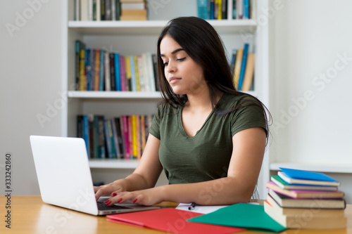 Junge Schülerin lernt online am Computer zuhause photo
