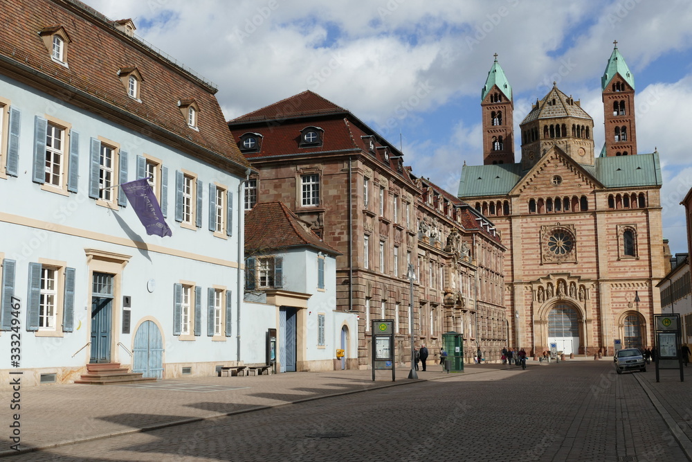 Menschenleere Maximilianstrasse mit Kaiserdom und Häusern in Speyer am Rhein