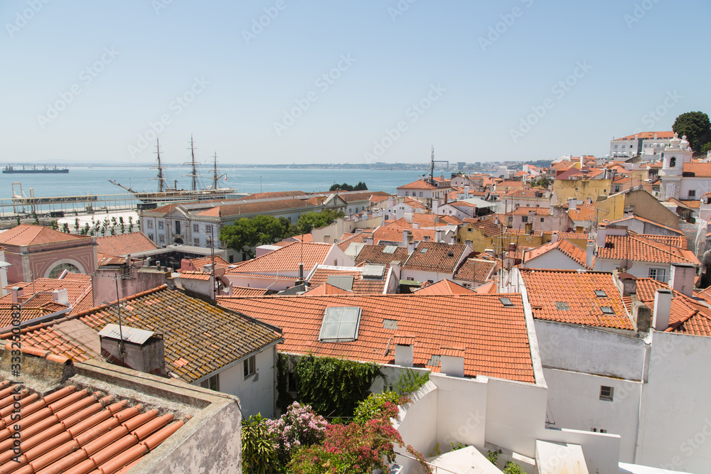 Lissabon, Portugal: Blick über die Dächer der Altstadt im Viertel Alfama auf ein altes Schiff Dreimaster nahe dem Hafen für Kreuzfahrtschiffe Lissabon, Portugal: Blick über die Dächer der Altstadt im Viertel Alfama auf ein altes Schiff Dreimaster nahe dem Hafen für Kreuzfahrtschiffe