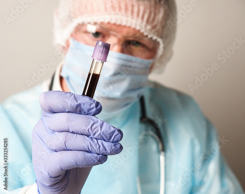 Photos Medical laboratory specialist with a test tube