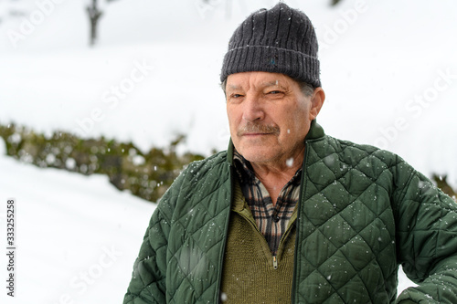 Uomo di montagna ritratto nella neve