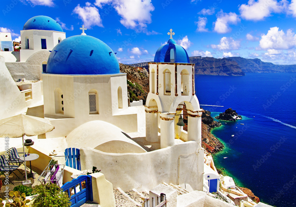 Fototapeta premium Ikoniczny Santorini - najpiękniejsza wyspa w Europie. widok z tradycyjnymi kościołami w miejscowości Oia. Grecja