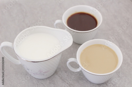 jarra de leche, taza de café negro y otra taza de café con leche, café, cafeína, desayuno, mañana, té, bebida, bebida estimulante