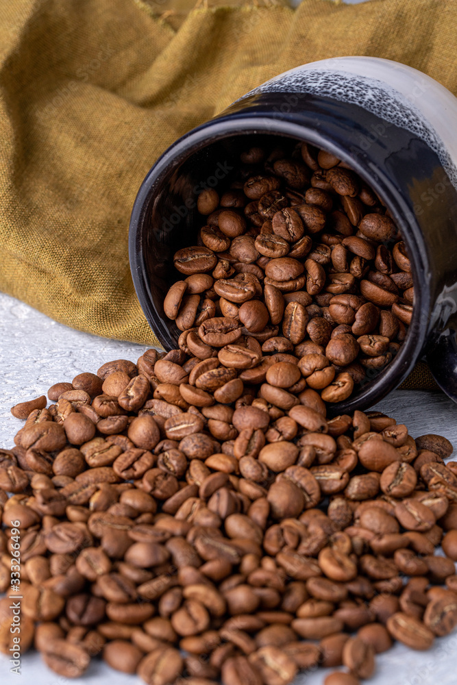 Fototapeta premium hole coffee beans in a ceramic cup