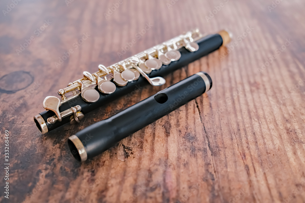 Naklejka premium Close up of a classic wooden flute on a hardwood background