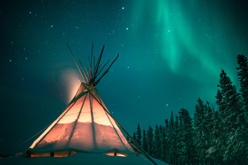 Fototapete Kanada Glühendes Tipi/Tipi im verschneiten Wald unter dem Nordlicht, Yellowknife, Northwest Territories, Kanada  © Martina