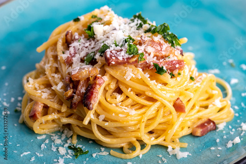 Obraz na plátne spaghetti carbonara on a blue plate