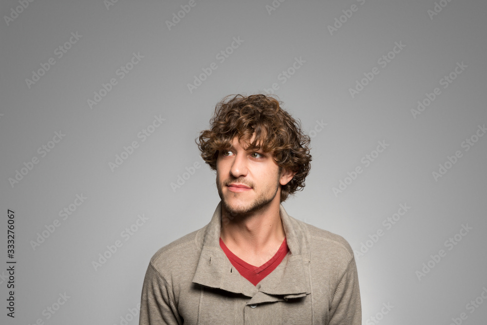 Obraz premium Studio portrait of a thoughtful young man