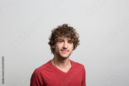 Φωτογραφία Studio portrait of a confident young man