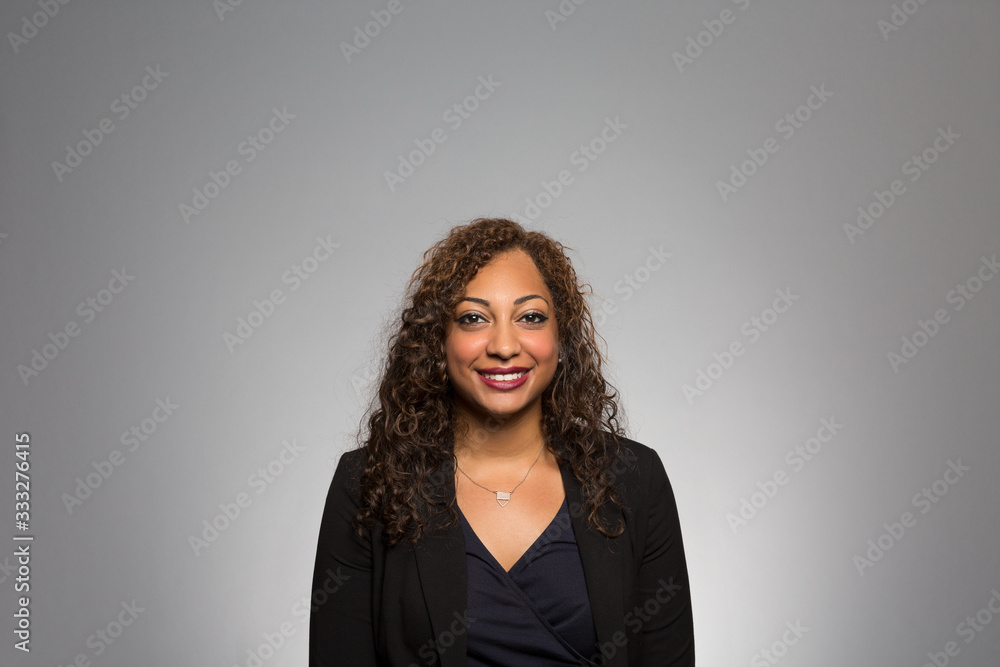 Obraz premium Studio portrait of a happy businesswoman