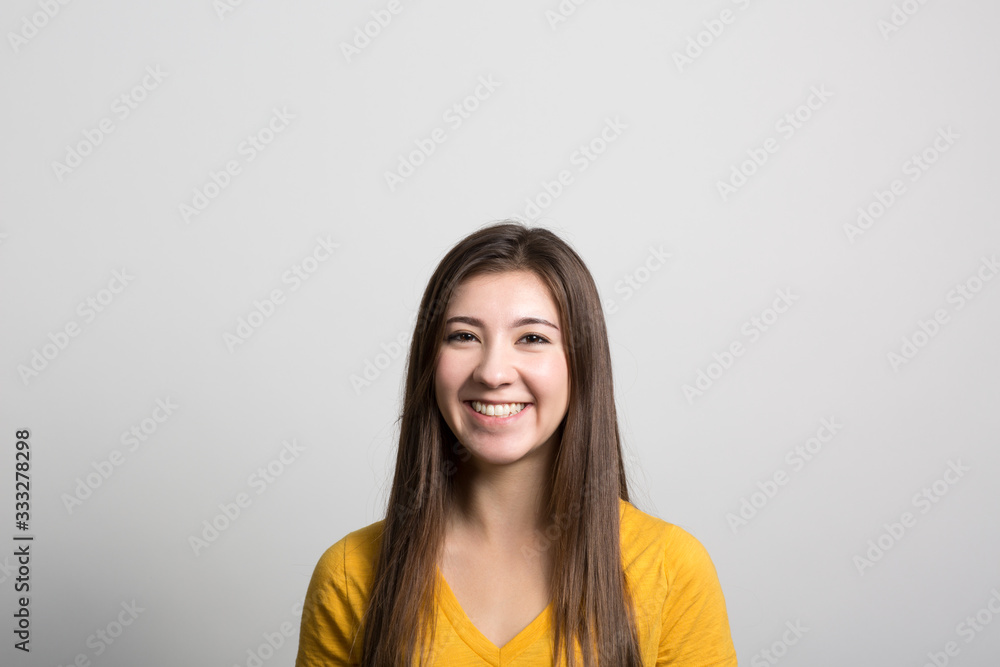 Obraz premium Studio portrait of an excited young woman