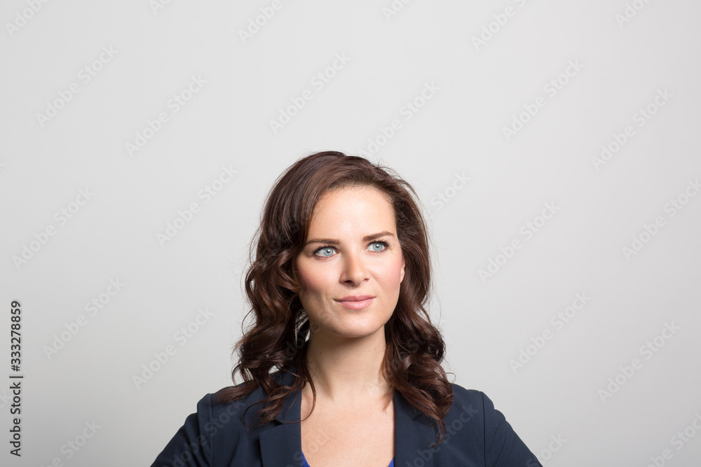 Obraz premium Studio portrait of a thoughtful young woman