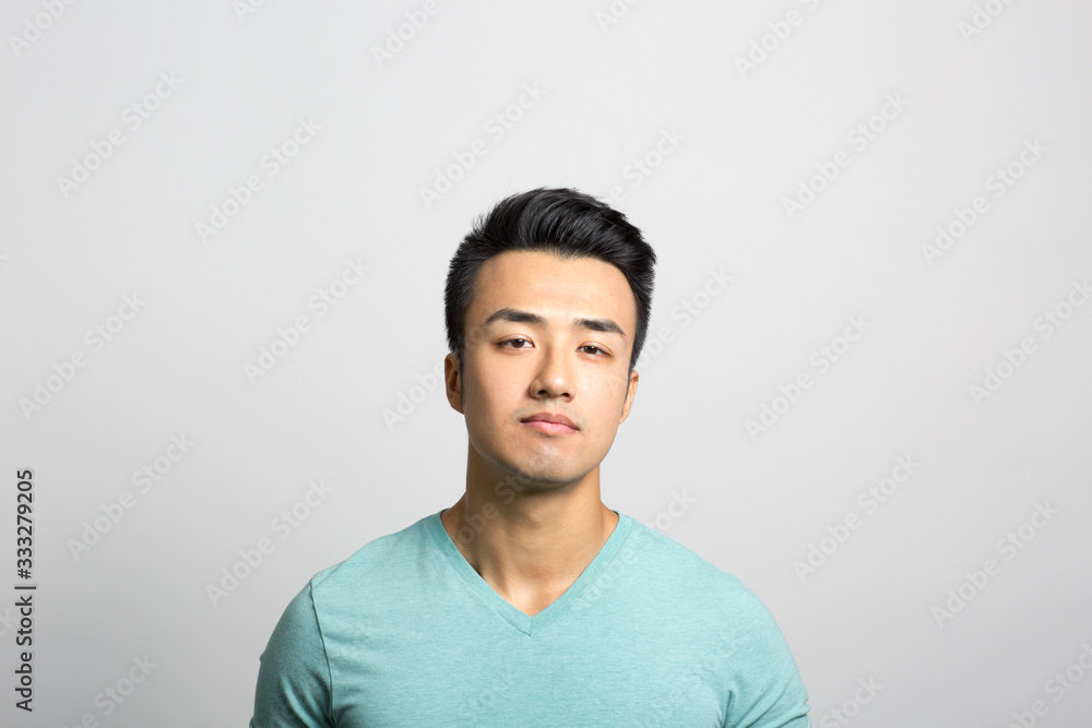 Obraz premium Studio portrait of a thoughtful young man