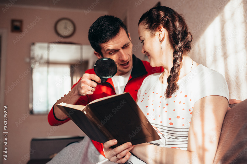 Obraz premium Couple reading a book