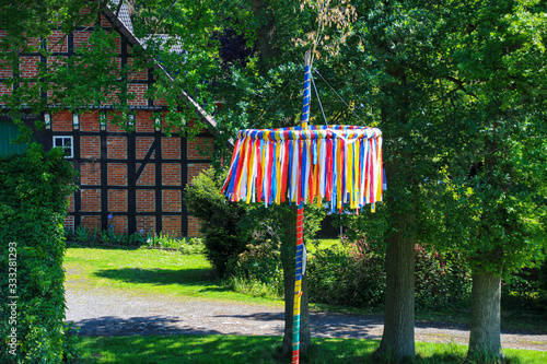 Fényképezés traditional maypole with half-timbered house in may