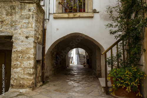 Fototapeta Naklejka Na Ścianę i Meble -  Antigua calle en piedra con arcos