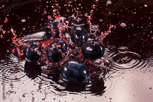 Foto Beautiful splashes a clean water and fruit. Clean grape berry
