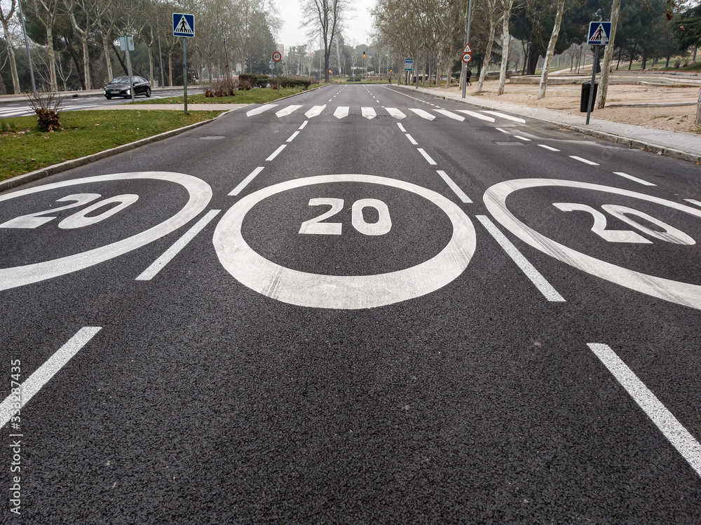 Obraz premium Límite de velocidad antes de paso de peatones