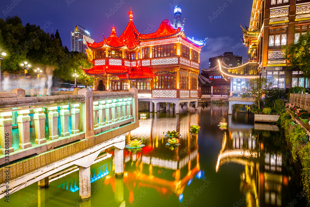 Obraz premium Yuyuan District of Shanghai, China at Night
