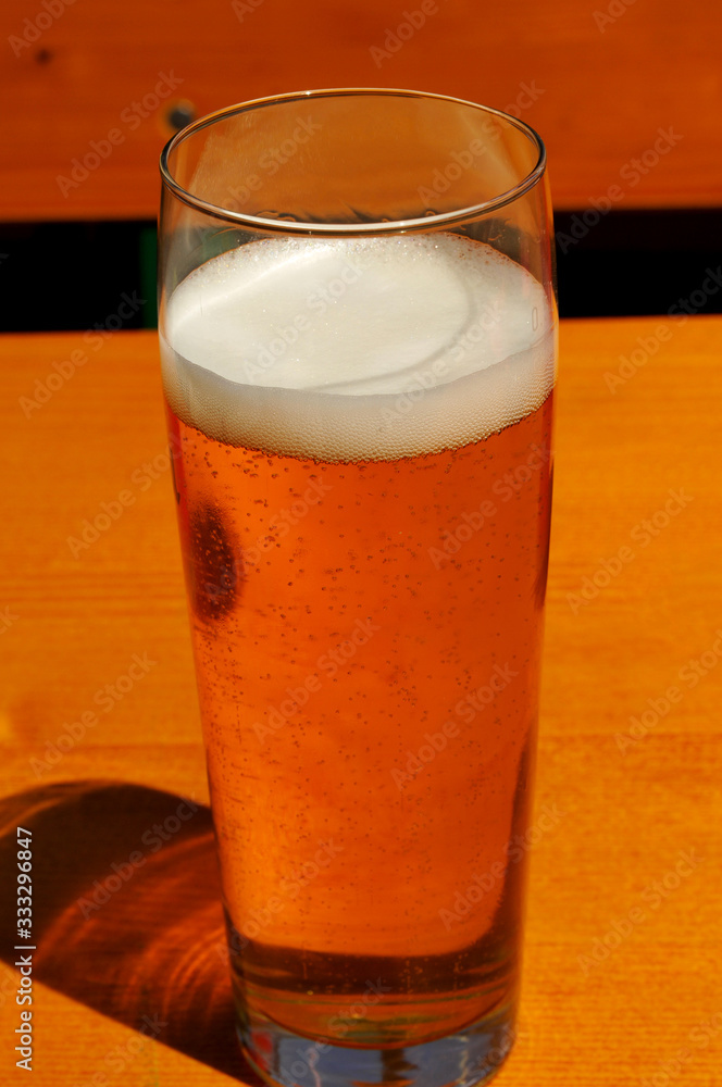 Bierglas auf einem Biertisch Bierglas auf einem Biertisch