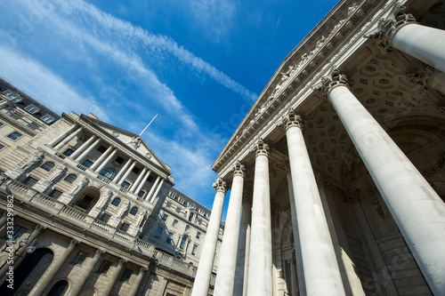 Платно Sunny view of the facade of the Bank of England building and historic Royal Exch