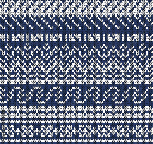 Knitted seamless fair isle pattern with meander
