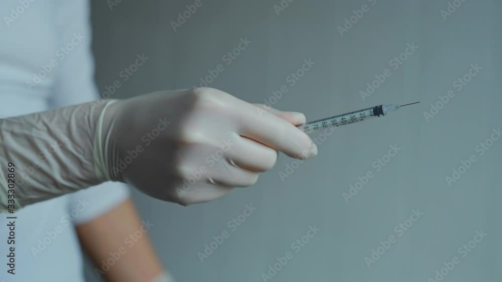 Vidéo Stock insulin Needle syringe. closeup nurse hands in white
