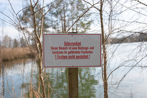 Schild für Schongebiet eines Fisch Laichplatzes - Fischen nicht gestattet.