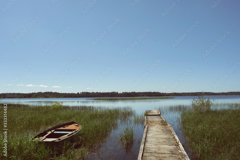 Obraz premium wooden bridge on the lake