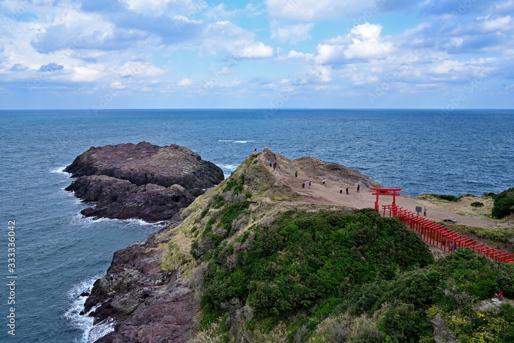 断崖絶壁に建つたくさんの鳥居と日本海のコラボ情景＠山口