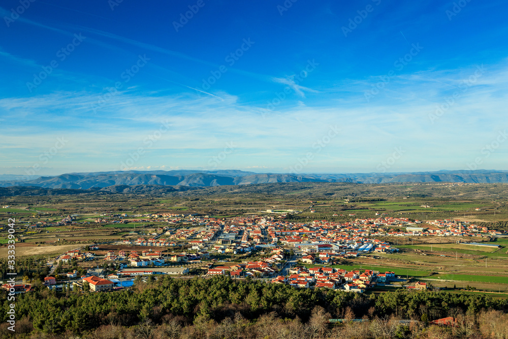 Φωτογραφία View of the village of Figueira de Castelo Rodrigo in Portugal, from the hillside of Castelo Rodrigo, on a sunny afternoon in winter