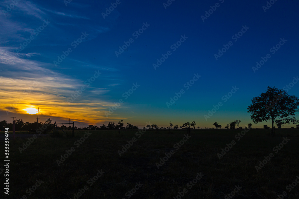 Φωτογραφία Sunrise at the Australien outback near the village of Roma, Queensland, Australia