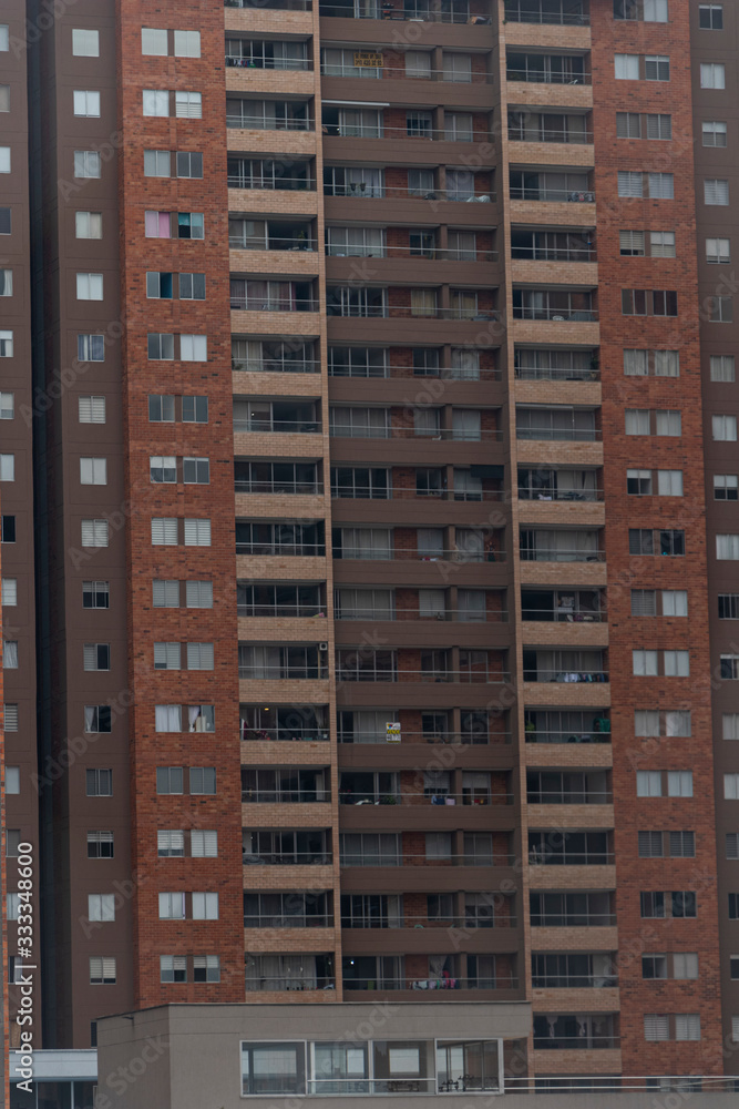 Ventanas de Edificios en la ciudad de Medellin durante la cuarentena por el coronavirus. Quédate en casa durante la pandemia