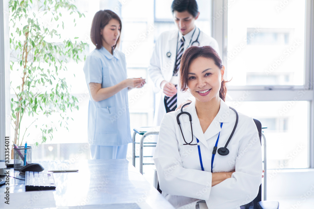 © Monet - 女性医師のポートレート