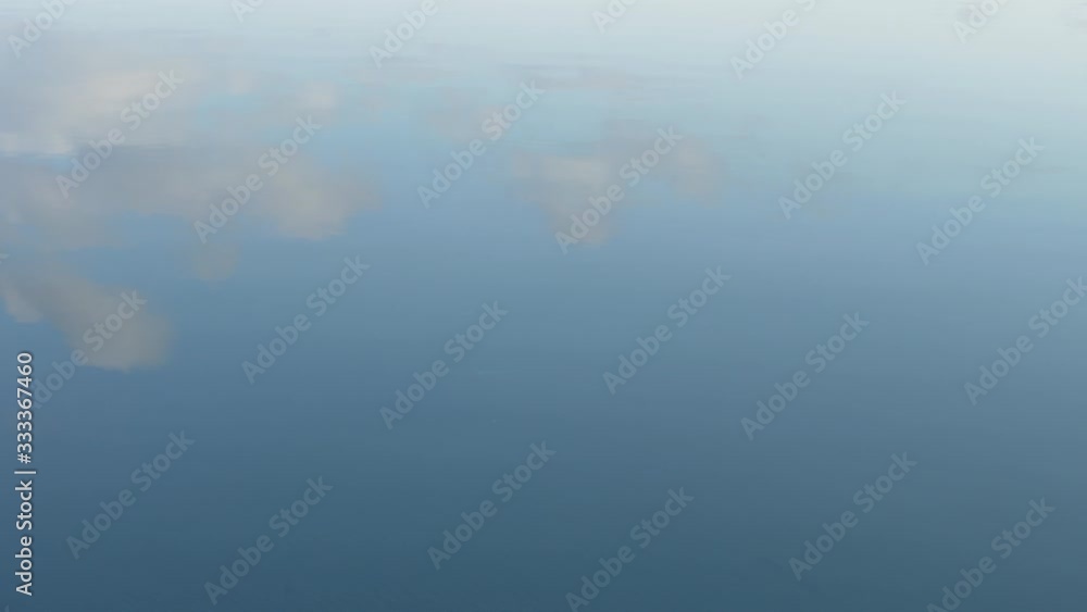 水面に映り込む空