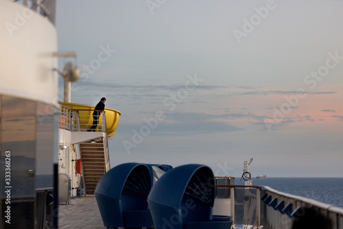 Εκτύπωση καμβά A crew member in the open deck of a cruise ship after the ship was evacuated