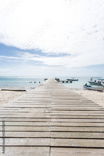Muelle con barcos en playas de la República Dominicana