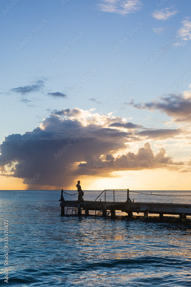 Persona admirando paisaje en un muelle ubicada en las playas de Punta Cana, República Dominicana