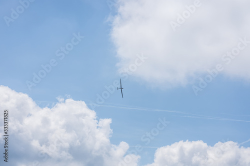 gleitflugzeug am himmel mit wolken