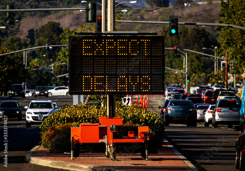 Εκτύπωση καμβά Electrionic traffic sign stating Expect Delays withtraffic
