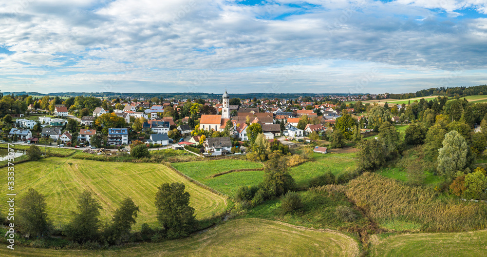 Ausblick auf Anhausen im Landkreis Augsburg im Herbst