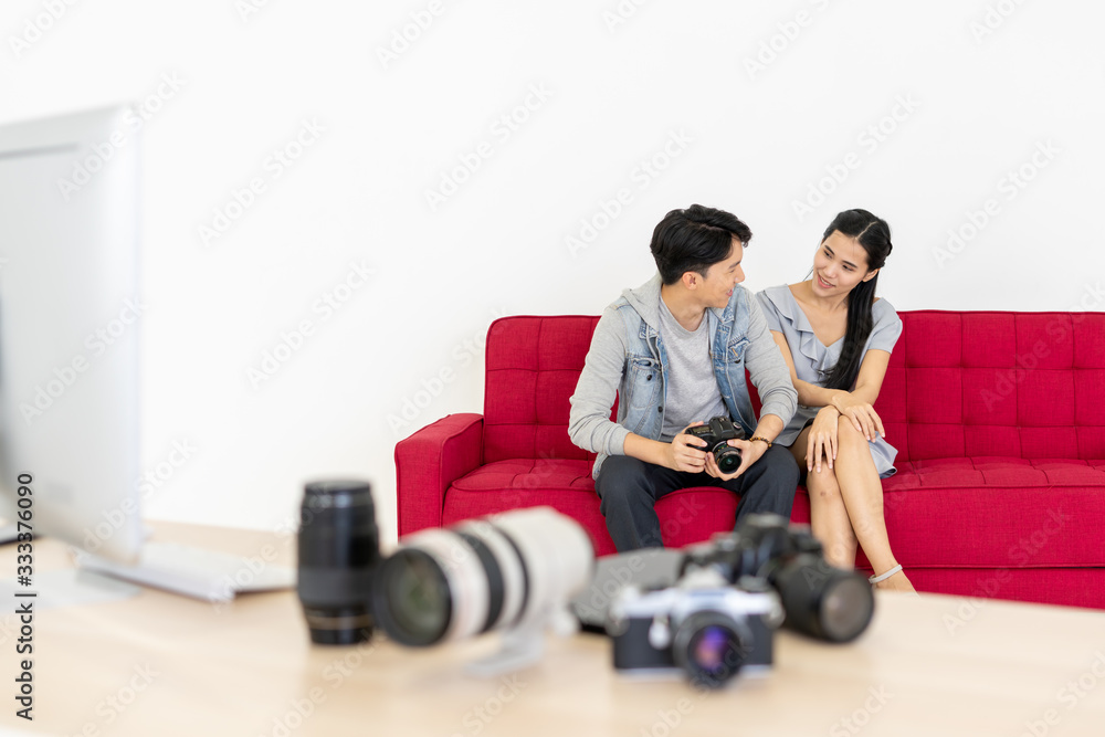 Obraz premium Photographer works with a female model in the photo studio.