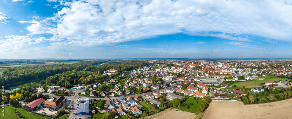 Herbstlicher Ausblick auf die Kreisstadt Dillingen an der Donau in Schwaben